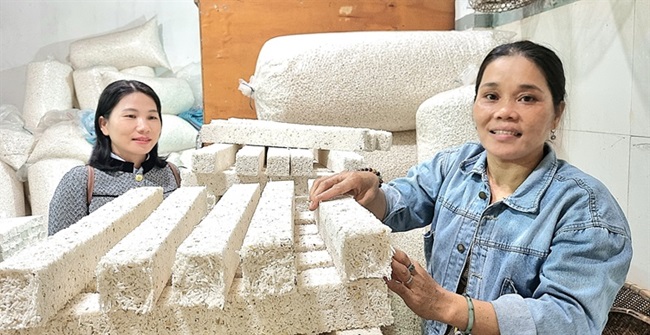 Bánh nổ của người dân thôn Điền Trang, xã Nghĩa Trung được làm bằng nếp tiến vua. Ảnh: Ngọc Viên