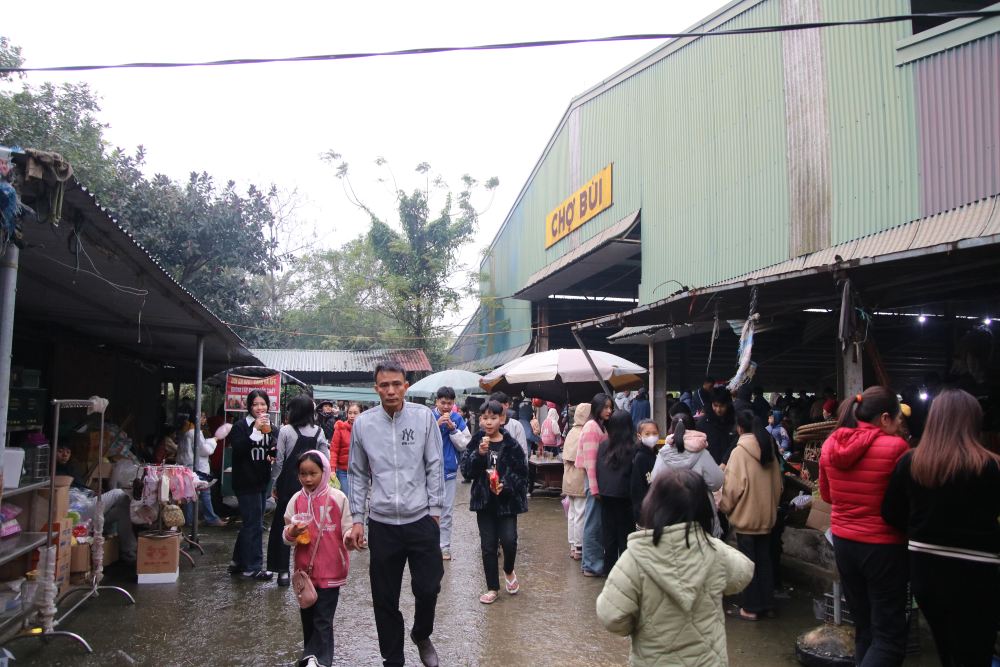 Hoạt động chợ Tết quê truyền thống tại xã Quảng Giao thu hút hàng nghìn lượt người dân khắp vùng tham quan, vui chơi, mua sắm. Ảnh: T.Vương