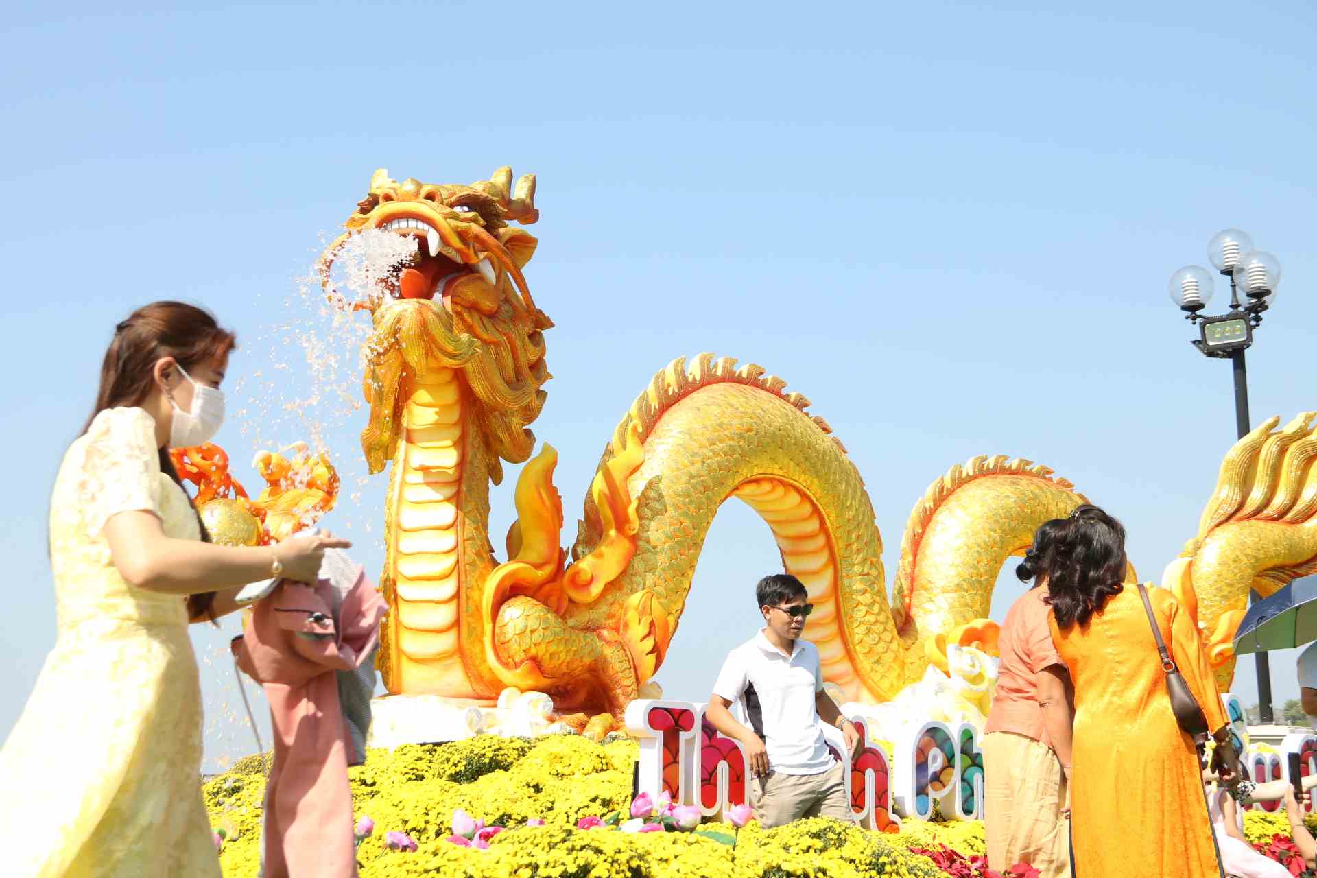 Rồng vàng phun nước bên sông Sài Gòn. Ảnh: Đình Trọng