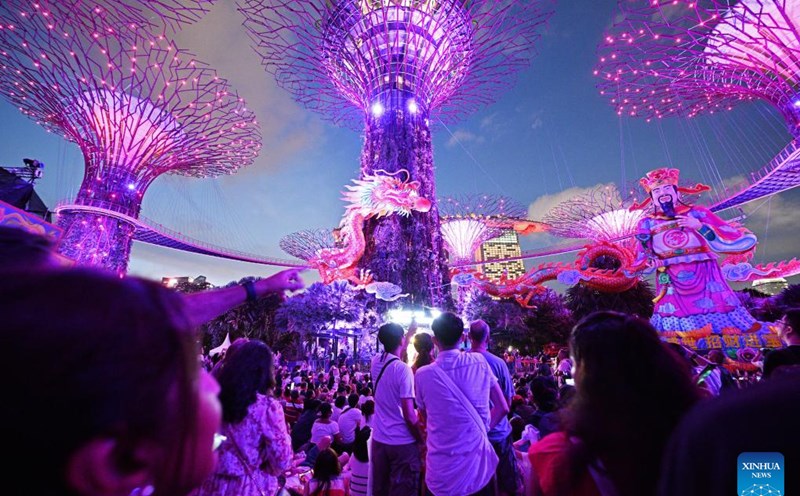 Đến với Singapore dịp Tết Nguyên đán tại khu vực Gardens by the bay (những khu vườn bên vịnh) từ ngày 8 đến ngày 17.2 sẽ được chiêm ngưỡng lễ thắp sáng đèn lồng “River Hongbao“. Đây là hoạt động dịp Tết tổ chức thường niên của người gốc Hoa ở Singapore kể từ năm 1986. Ảnh: Xinhua/Chih Wey