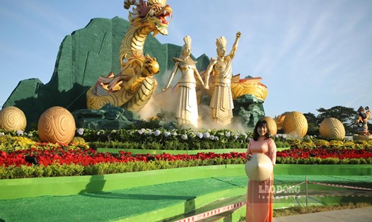 Biểu tượng linh vật năm Giáp Thìn 2024 tại Bình Định trở thành điểm đến hấp dẫn với người dân, du khách. Ảnh: Hoài  Luân
