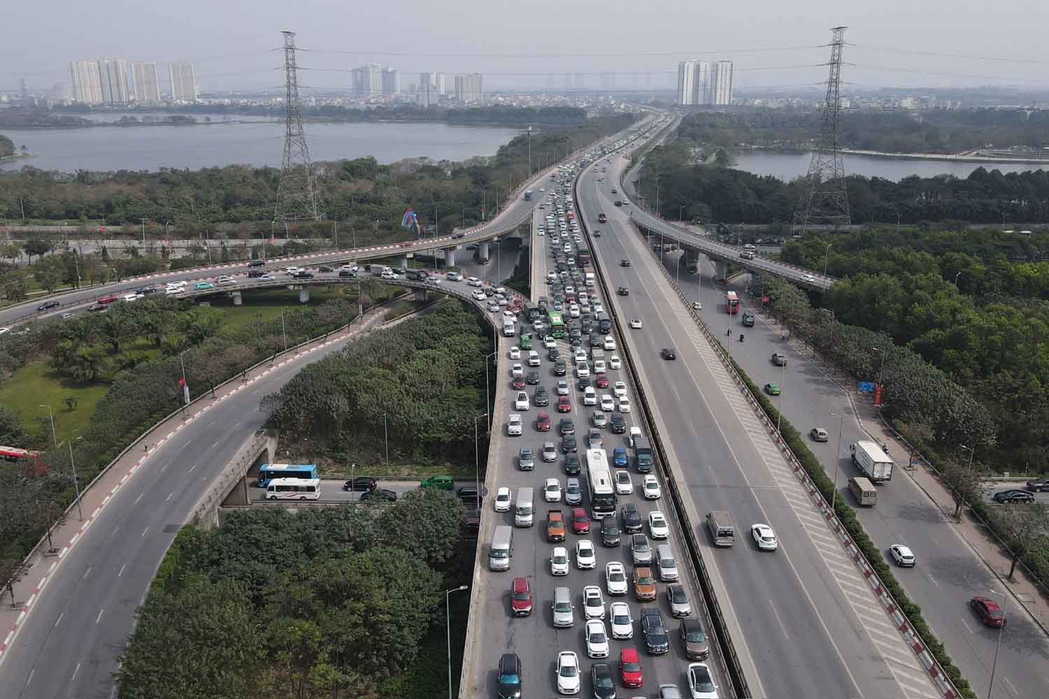 Cao tốc Pháp Vân - Cầu Giẽ thời điểm gần 17h ùn ùn phương tiện đổ về hướng Hà Nội.