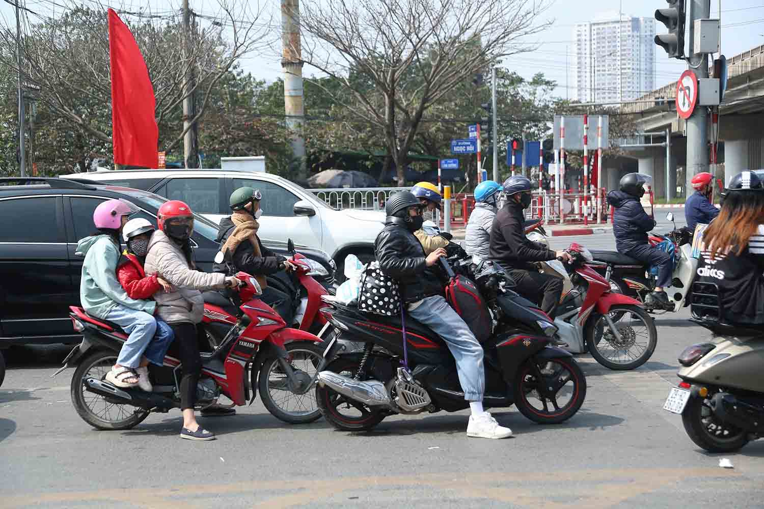 Nhiều người dân đi xe máy từ quê trở lại Hà Nội để chuẩn bị làm việc sau kỳ nghỉ Tết.