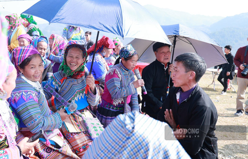 Rất đông người H'Mông ở các huyện Mường Khương, Si Ma Cai, Bắc Hà và các tỉnh Hà Giang, Lai Châu đến dự Lễ hội Gầu tào Pha Long.
