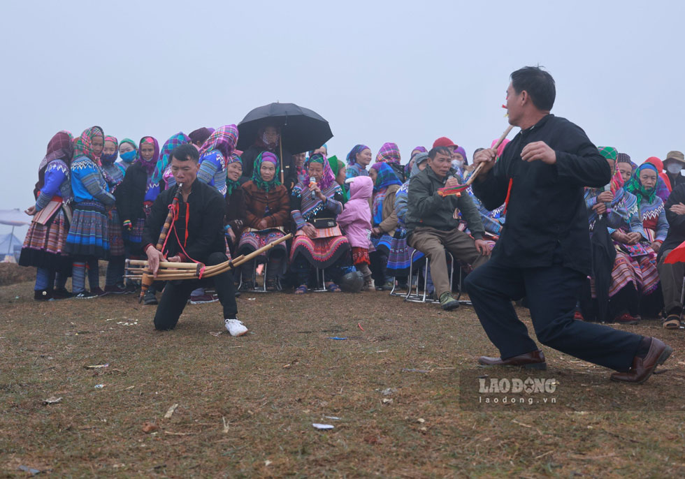 Đối với người Mông ở Si Ma Cai, Lễ hội Gầu tào không chỉ có ý nghĩa tâm linh, đây còn là dịp vui xuân bổ ích góp phần lưu truyền những nét đẹp văn hoá của đồng bào dân tộc các xã vùng cao biên giới. Ảnh: Cao Chung