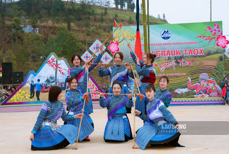 Nhiều tiết mục đậm chất dân ca, dân vũ dân tộc H’Mông biểu diễn tại lễ hội. 