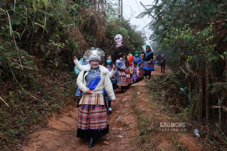 Ngày mùng 4 Tết Nguyên đán, đồng bào người H' Mông ở xã Pha Long (Mường Khương, Lào Cai) xúng xính váy áo đến dự Lễ hội Gầu Tào truyền thống.