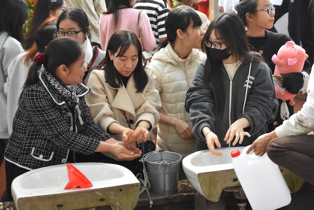 Tại Đền Và, ngoài dâng lễ và cầu nguyện, người dân thường tập trung tại khu vực Giếng Thiêng để xin nước uống, rửa mặt. 