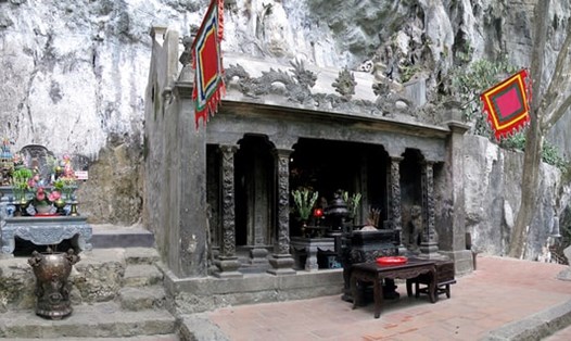 Đền Trần (hay còn gọi là đền Nội Lâm) là ngôi đền đá cổ nằm giữa lưng chừng núi thuộc Di sản Tràng An có tuổi đời trên 700 năm được biết đến là một trong “Hoa Lư tứ trấn”. Ảnh: Ninh Mạnh Thắng