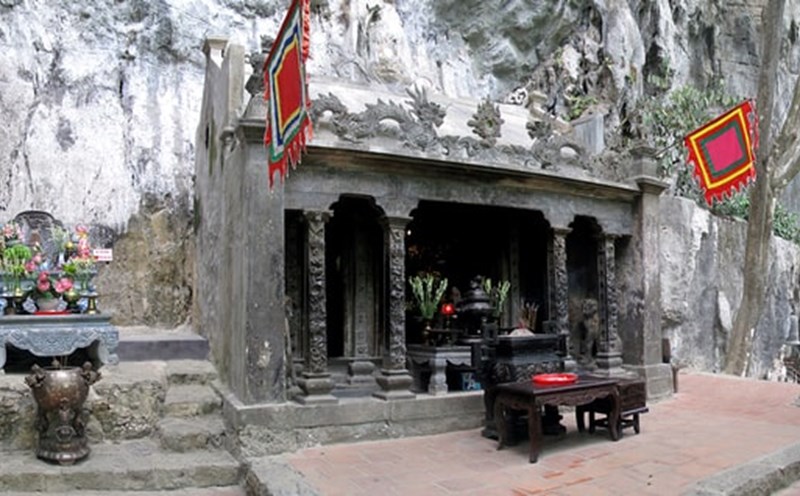 Đền Trần (hay còn gọi là đền Nội Lâm) là ngôi đền đá cổ nằm giữa lưng chừng núi thuộc Di sản Tràng An có tuổi đời trên 700 năm được biết đến là một trong “Hoa Lư tứ trấn”. Ảnh: Ninh Mạnh Thắng