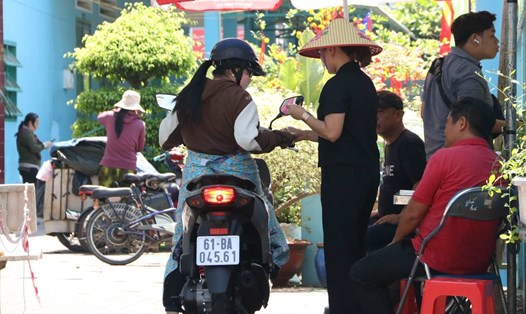 Điểm giữ xe bên trong Trường Tiểu học Nguyễn Du thu 15.000 đồng/lượt, có dấu hiệu chặt chém du khách. Ảnh: Đình Trọng