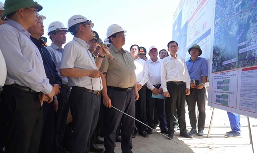 Thủ tướng Chính phủ Phạm Minh Chính nghe báo cáo về tiến độ triển khai dự án cao tốc Biên Hoà - Vũng Tàu. Ảnh: Hà Anh Chiến