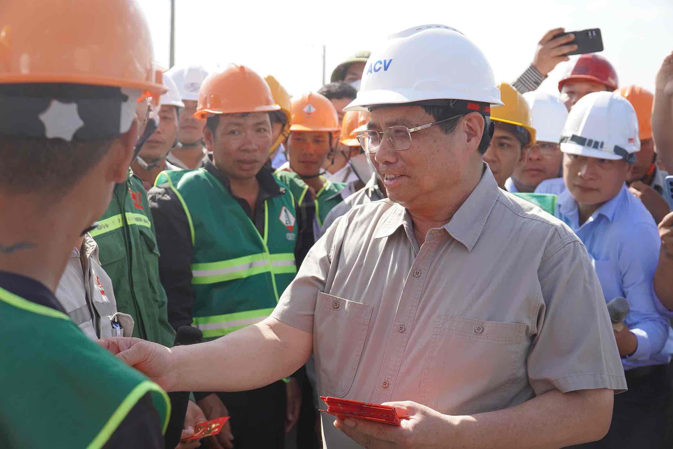  Thủ tướng Phạm Minh Chính lì xì đầu năm mới cho công nhân lao động đang thi công xuyên Tết trên cao tốc Biên Hoà - Vũng Tàu. Ảnh: Hà Anh Chiến 