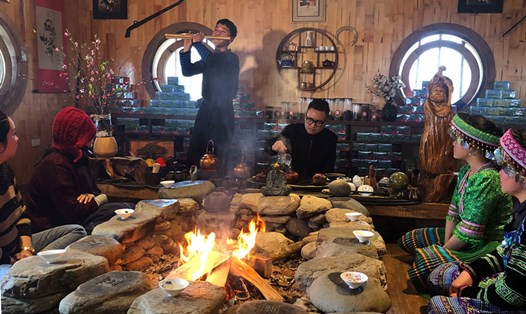 Du khách thưởng trà trên đỉnh Suối Giàng, huyện Văn Chấn, tỉnh Yên Bái. Ảnh: Văn Thông