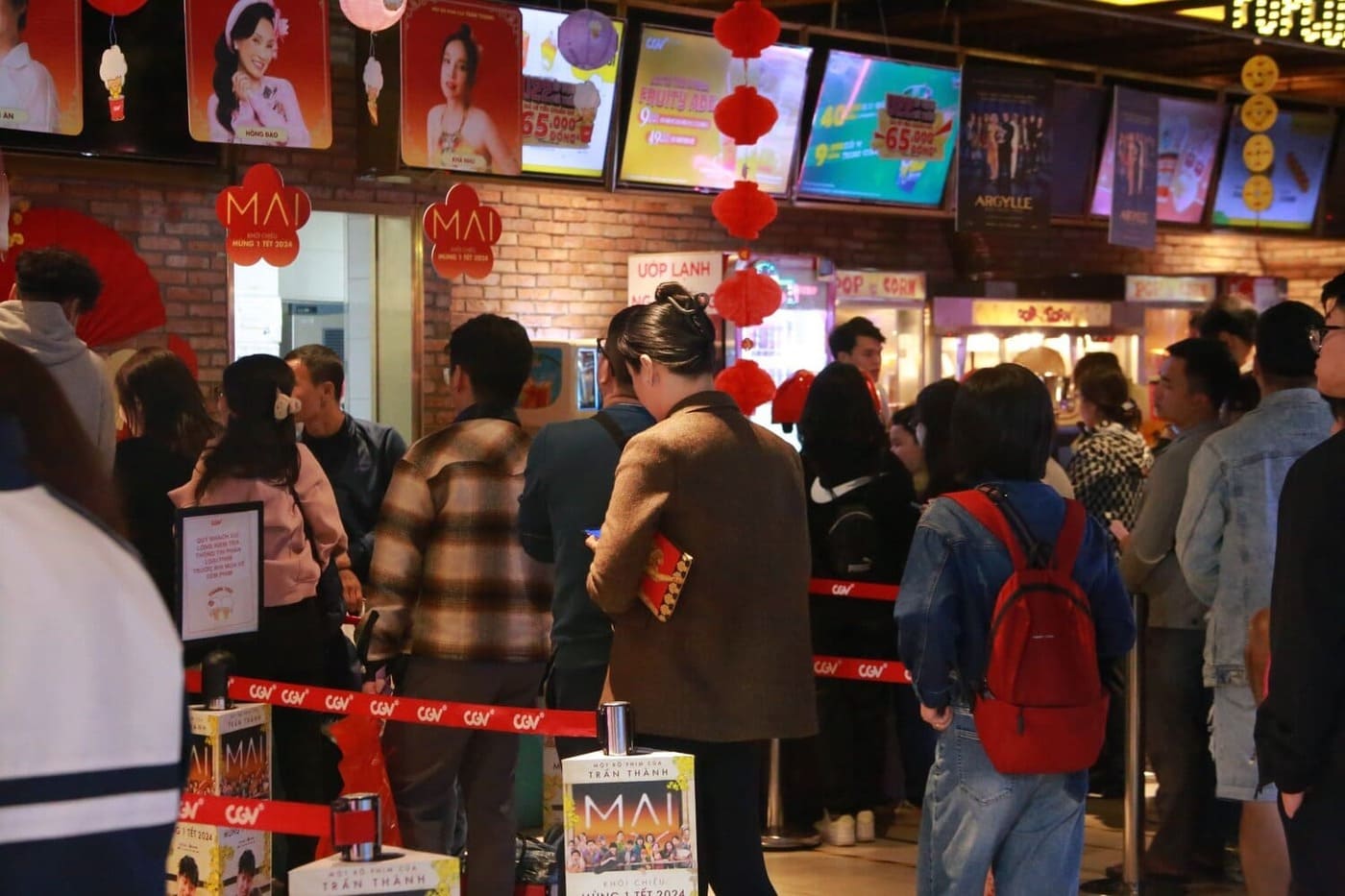 Khán giả xếp hàng dài chờ mua vé ở rạp CGV Royal City. Ảnh: Thùy Trang