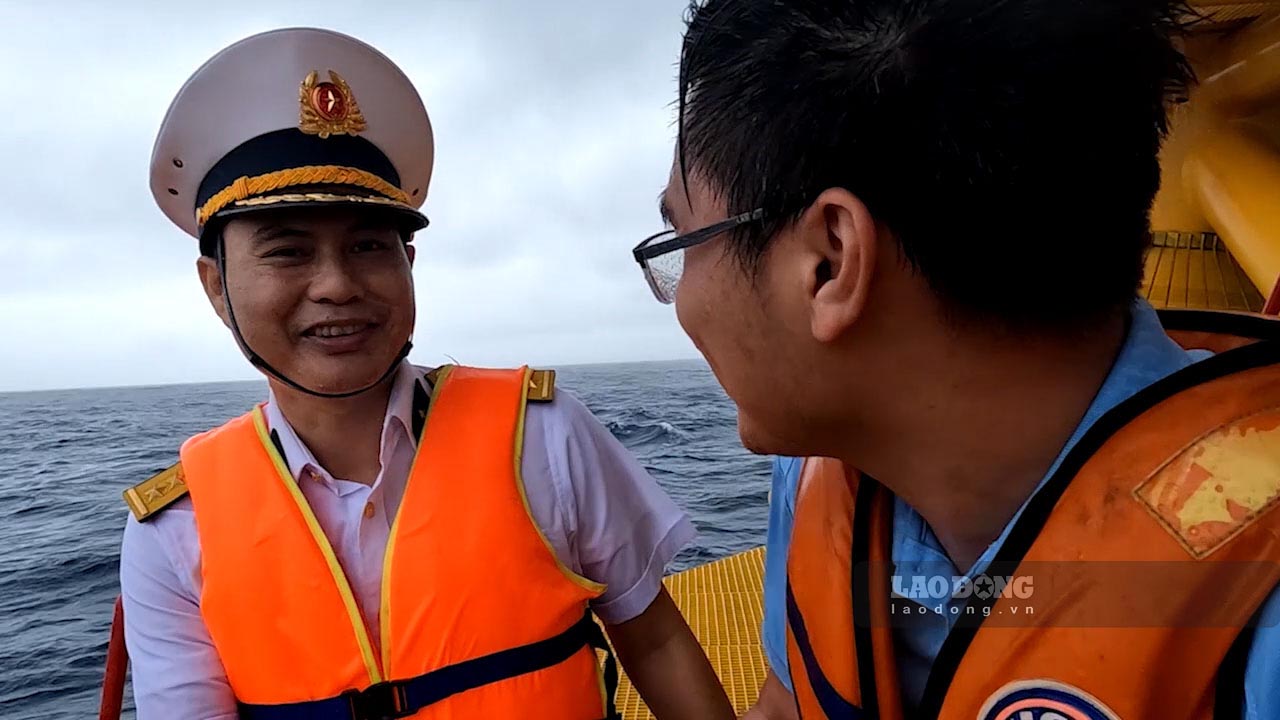 Đại uý Trần Văn Thanh trò chuyện với phóng viên Lao Động trước khi chia tay tại nhà giàn. Ảnh: Cắt từ clip