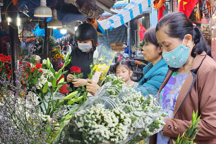 Các quầy bán hoa cũng đông người mua khi đây là thời điểm nhiều gia đình làm mâm cúng tạ ơn ông bà tổ tiên.