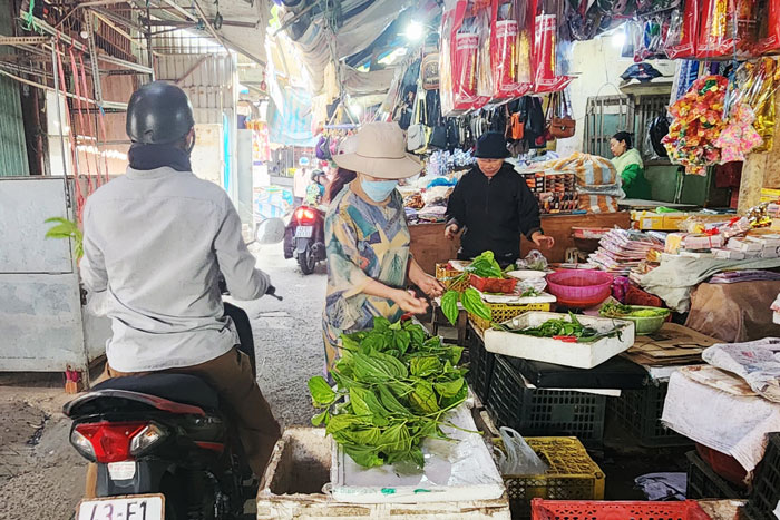 Đi chợ đầu năm mua lộc đã thành thông lệ với nhiều gia đình tại Đà Nẵng. Họ thường chọn mua nhánh trầu, gói muối.