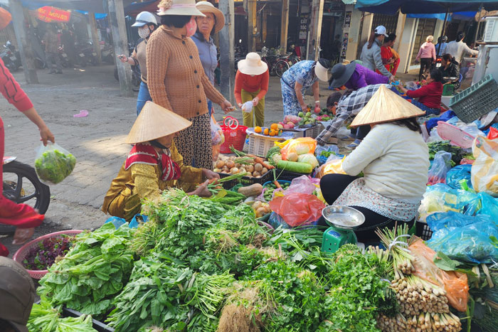 Bên cạnh hàng bán lộc thì các hàng rau cũng tấp nập người mua. Giá rau sau Tết tại Đà Nẵng khá rẻ và là rau tươi mới cắt nên được người dân chọn mua nhiều. 