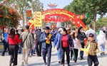Hơn 30 nghìn du khách đến Đền Ông Hoàng Mười cầu an trong dịp Tết