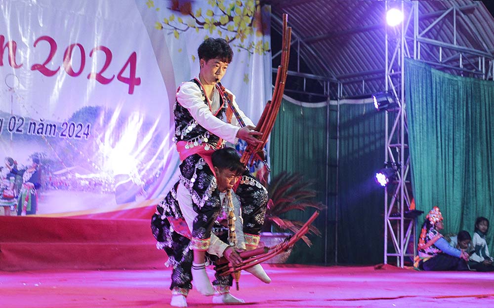 Mỗi độ xuân về, khắp núi rừng Tây Bắc lại vang lên tiếng khèn Mông thiết tha, sâu lắng... Ảnh: Văn Thành Chương