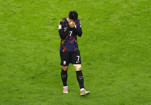 Son Heung-min ôm mặt khóc sau trận thua Jordan tại bán kết Asian Cup 2023. Ảnh: AFC