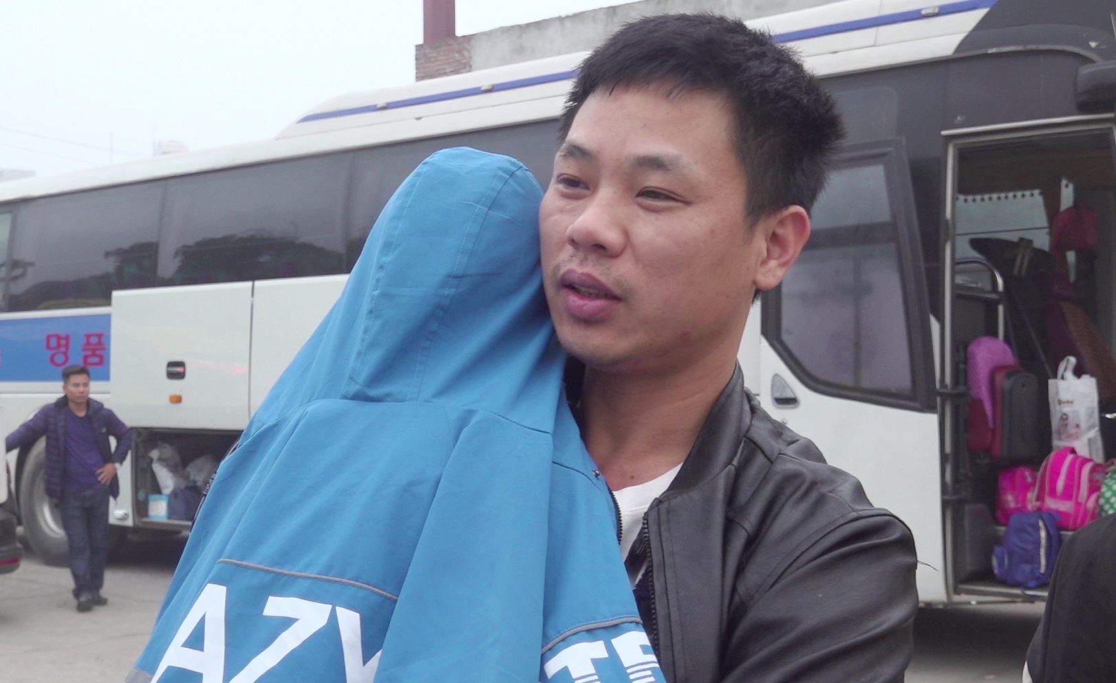 Anh Nguyễn Văn Ngà bày tỏ xúc động, gửi lời cảm ơn đến các cấp công đoàn đã bố trí những chuyến xe miễn phí đưa công nhân về quê đón Tết và đón quay trở lại làm việc sau kỳ nghỉ Tết. Ảnh: Quách Du