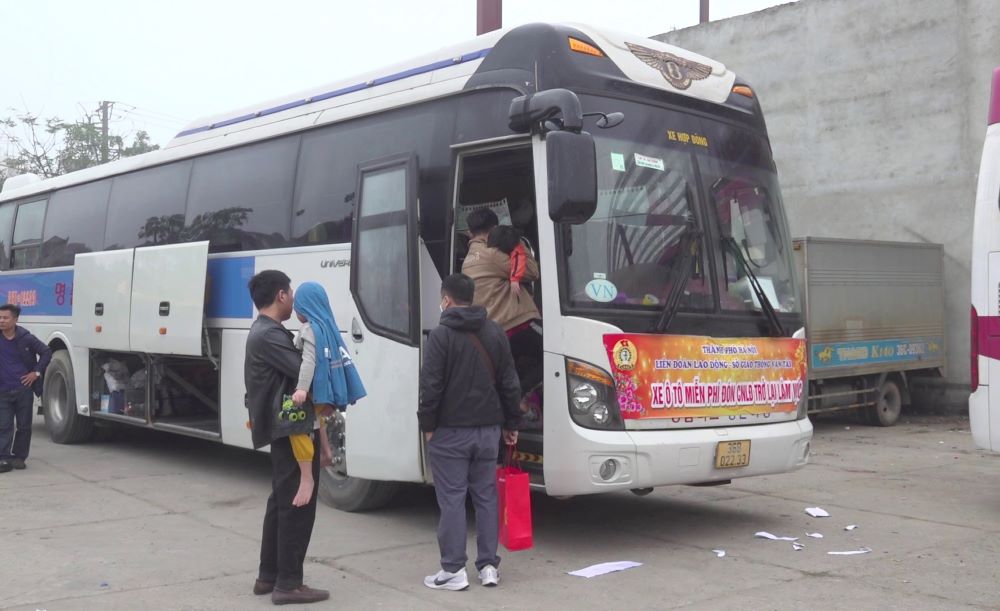 Những chuyến xe đón công nhân trở lại Hà Nội làm việc sau kỳ nghỉ Tết Nguyên đán 2024. Ảnh: Quách Du