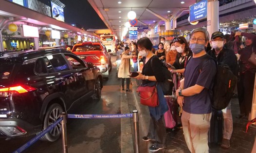 Theo thống kê của sân bay, các khung giờ có lượng khách đến đông nhất ở nhà ga quốc nội sân bay Tân Sơn Nhất là từ 9 - 11 giờ với hơn 3.500 lượt/giờ, từ 23 - 24 giờ với hơn 5.200 lượt/giờ. Ảnh: Anh Tú
