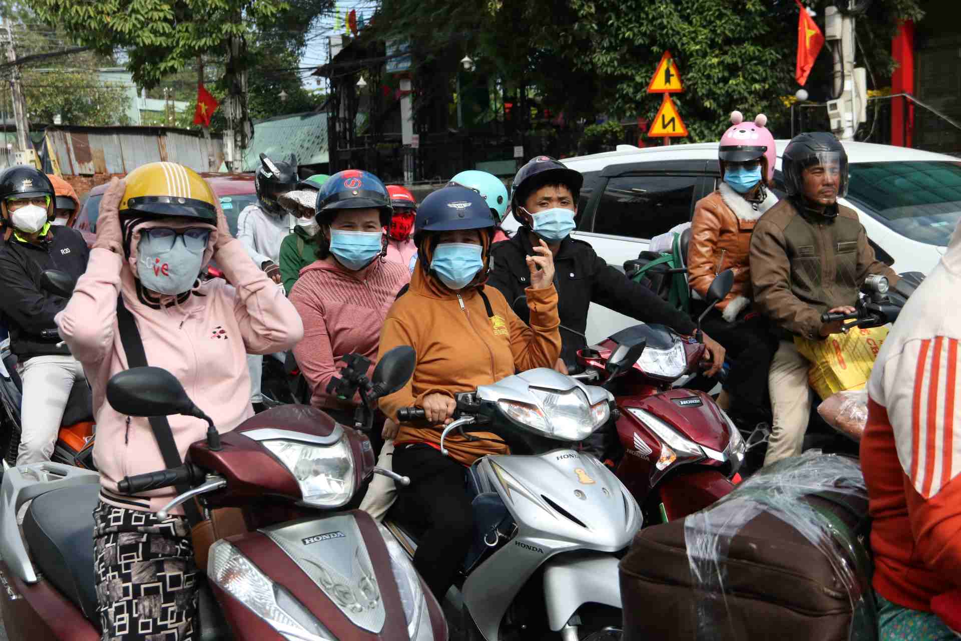 Hầu hết người lao động đi xe máy đều phải đi quãng đường từ 100 - 300km qua trạm thu phí cầu Phú Cường là tới Bình Dương.