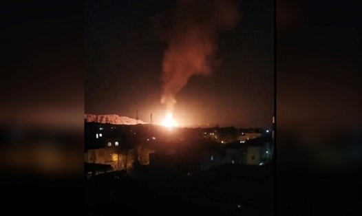 Cầu lửa khổng lồ từ vụ nổ đường ống dẫn khí huyết mạch của Iran. Ảnh chụp màn hình