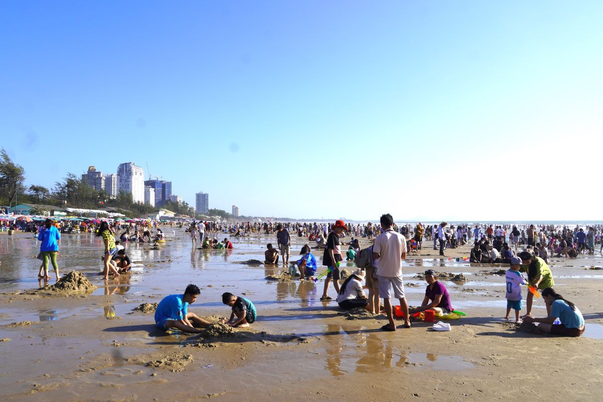 Thủy triều rút tạo ra bãi biển rộng, là thiên đường của trẻ em và những trò chơi trên cát. Ảnh: Thành An
