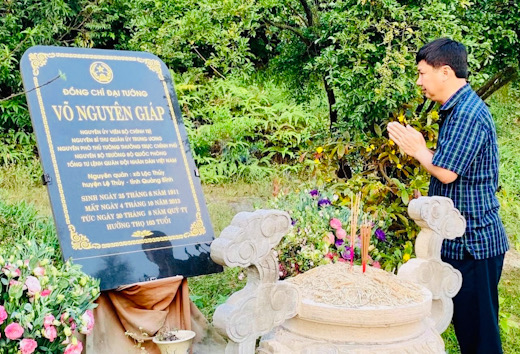 Người dân đến dâng hương, dâng hoa tại Khu mộ Đại tướng Võ Nguyên Giáp tại Vũng Chùa - Đảo Yến. Ảnh: Tâm Đức