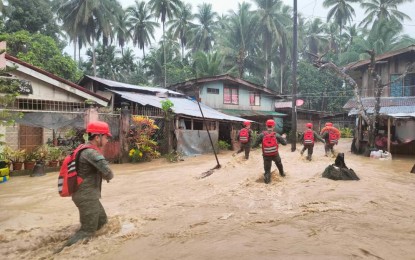 Cứu trợ lũ lụt do ảnh hưởng của rãnh áp thấp ở Philippines. Ảnh: 