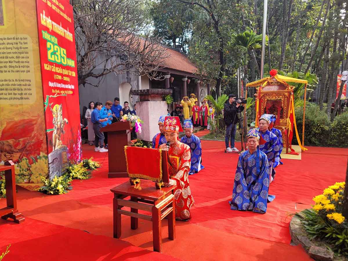 Tuyên đọc văn tế nghĩa quân Tây Sơn và các anh hùng liệt sĩ. Ảnh: Phạm Đông