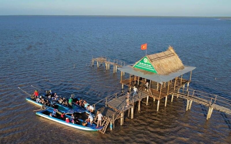 Du khách ấn tượng khi ra bãi bồi để nhìn về nơi chóp mũi Cà Mau. 