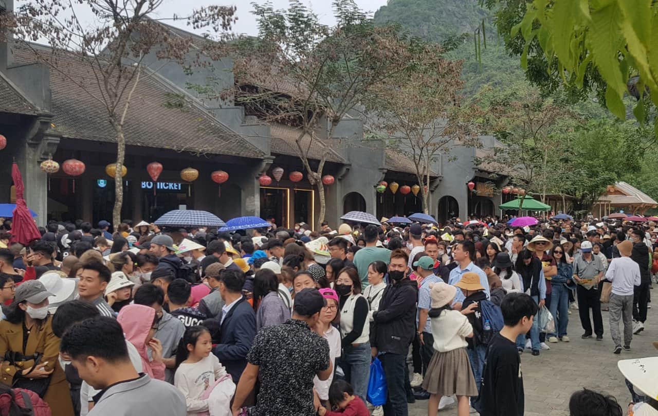 Từ sáng sớm ngày 14.2, hàng vạn du khách đã đổ về khu du lịch sinh thái Tràng An để xếp hàng mua vé tham quan. Ảnh: Nguyễn Trường