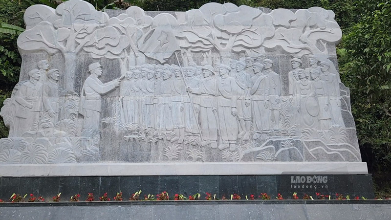 Nằm trang trọng tại trung tâm di tích là bức phù điêu tái hiện lại buổi thành lập Đội Việt Nam Tuyên truyền Giải phóng quân (tiền thân của Quân đội nhân dân Việt Nam ngày nay).
