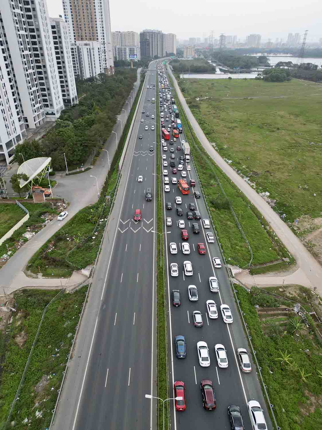 Gần 15h, cao tốc Pháp Vân đã có hàng ôtô kéo dài khoảng 2km hướng từ Thường Tín về phía đường Vành đai 3. Ảnh: Hữu Chánh  