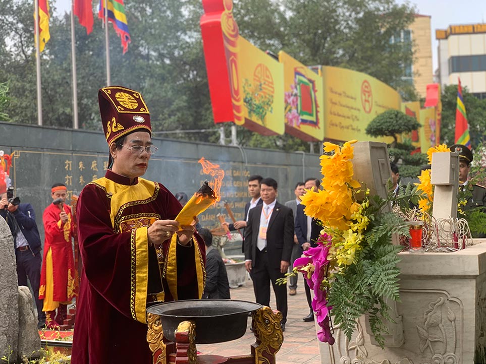 Sau khi đoàn rước hạ kiệu, lễ dâng hương tưởng niệm diễn ra với màn đọc bài văn tế ôn lại tiểu sử, chiến tích của hoàng đế Quang Trung. Ảnh: Ý Yên