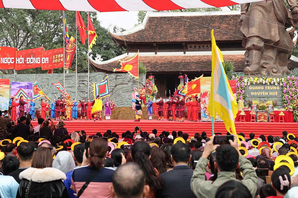 Các diễn viên của Nhà hát Tuồng Việt Nam diễn lại cảnh người anh hùng áo vải Nguyễn Huệ đã làm lễ lên ngôi hoàng đế tại Phú Xuân, lấy niên hiệu là Quang Trung và ra lệnh tiến quân ra Bắc. Ngài hẹn ba quân ăn Tết Kỷ Dậu (1789) tại Thăng Long.