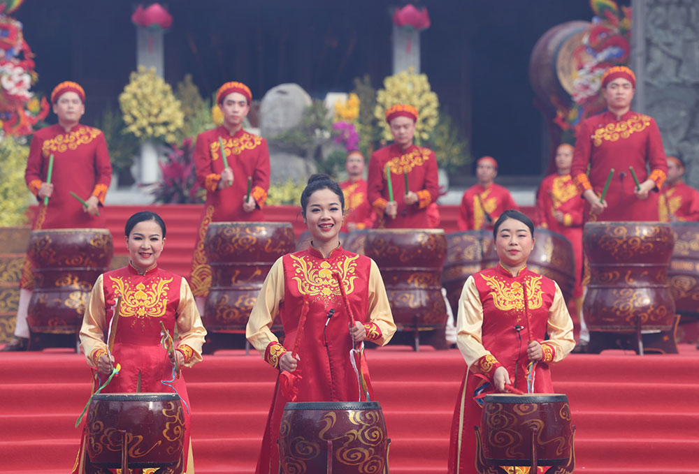 Sau những nghi thức trang trọng, phần hội mở đầu với màn trống chào mừng rộn rã dưới chân tượng đài vua Quang Trung. Ảnh: Hải Nguyễn