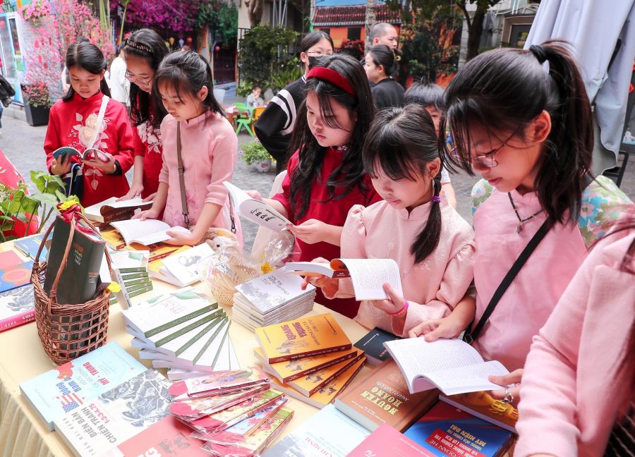 Các hoạt động tại phố sách ngày mùng 5 Tết Giáp Thìn (ngày 14.2) thu hút nhiều gia đình vui chơi, tham quan. Ảnh: T.Vương