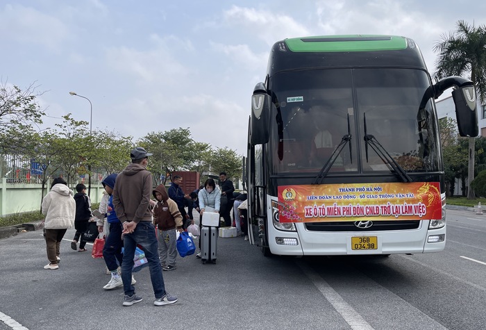 Gần trưa ngày mùng 5 Tết, chuyến xe Công đoàn số 1 đưa công nhân tỉnh Thanh Hoá ra Hà Nội làm việc sau kỳ nghỉ Tết cập bến thành công. Ảnh: Hà Hạnh