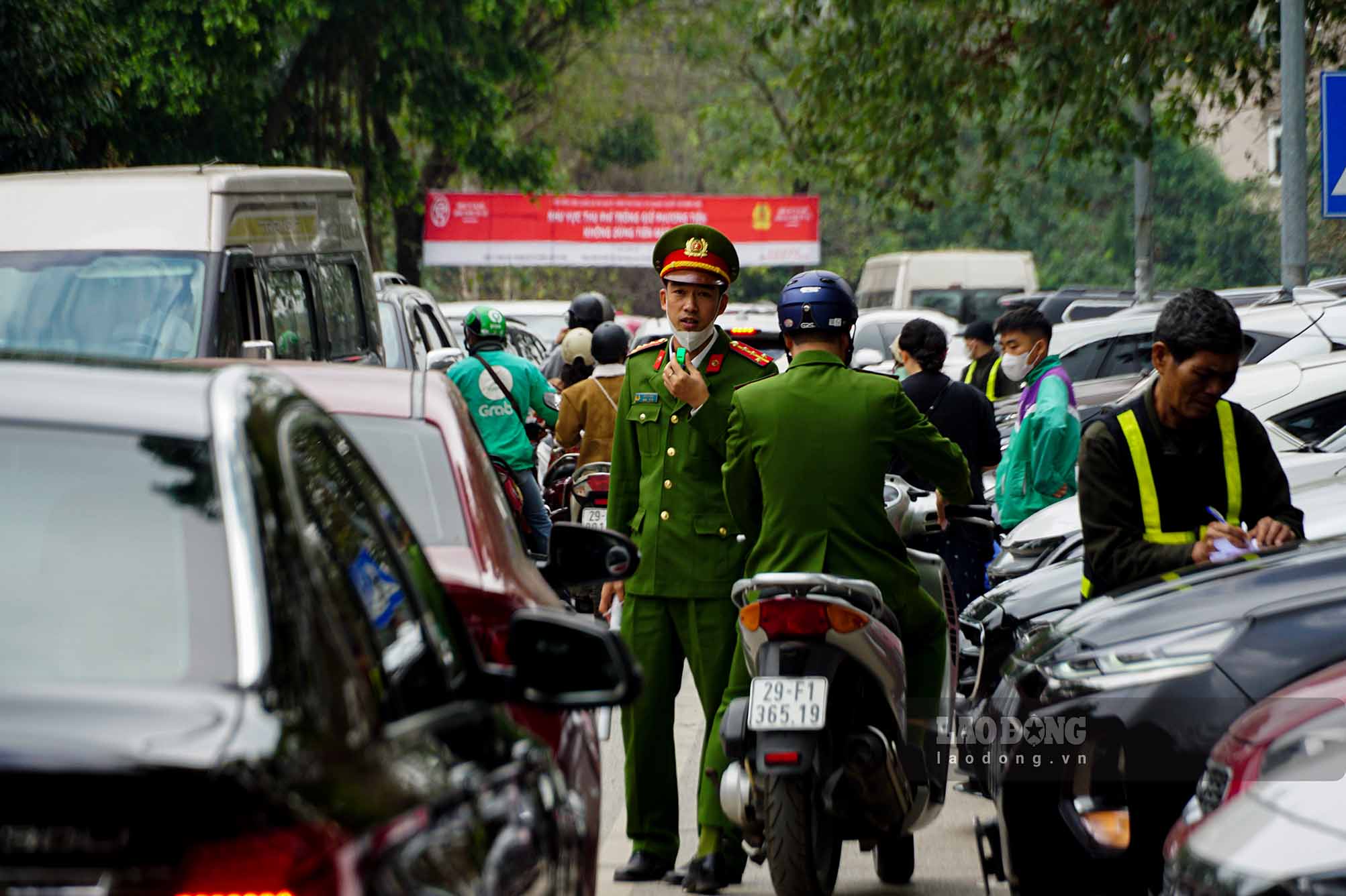 Để đảm bảo an toàn tại các điểm trông giữ phương tiện, lực lượng chức năng phường Quảng An, quận Tây Hồ đã tăng cường kiểm tra, giám sát việc chấp hành các quy định của pháp luật đối với hoạt động trông giữ phương tiện.