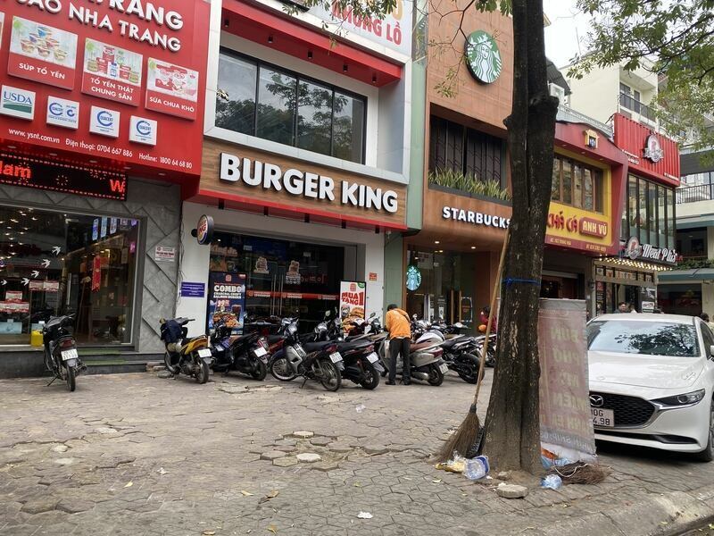 Một quán bán đồ ăn nhanh mở cửa ở đường Trung Hoà. Ảnh: Anh Vũ