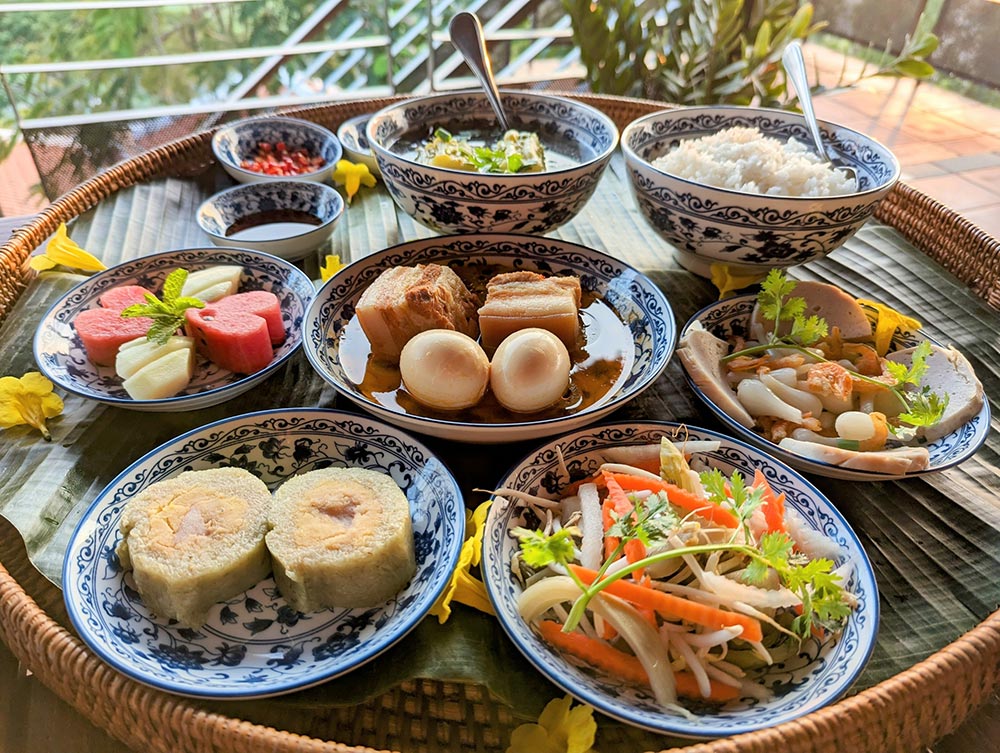 Một khu nghỉ dưỡng ở An Giang chuẩn bị mâm cỗ Tết kiểu miền Tây đãi khách trong kỳ nghỉ Tết Nguyên đán 2024. Ảnh: Anh Minh