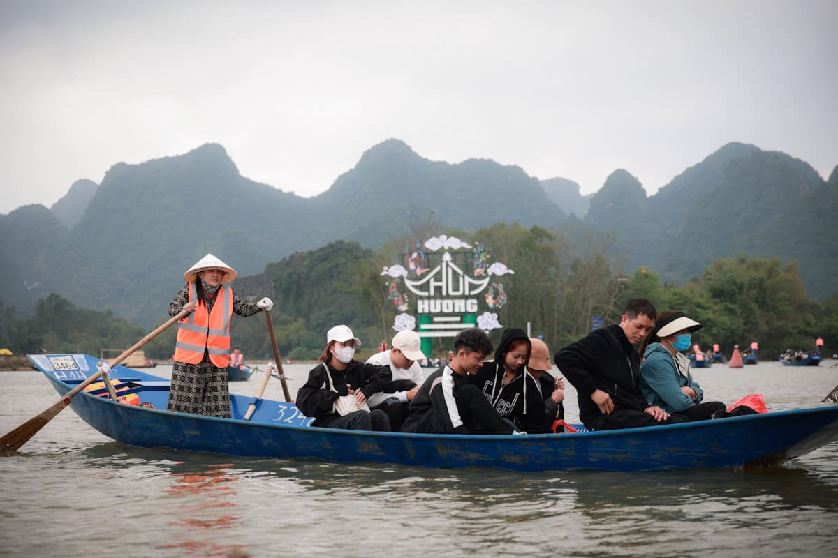 Hàng vạn du khách sử dụng dịch vụ thuyền, đò mỗi ngày để ngắm cảnh chùa Hương. Ảnh: Hải Nguyễn