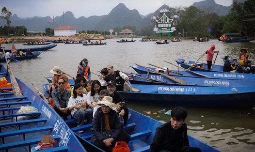 Dịch vụ thuyền, đò ở chùa Hương. Ảnh: Hải Nguyễn