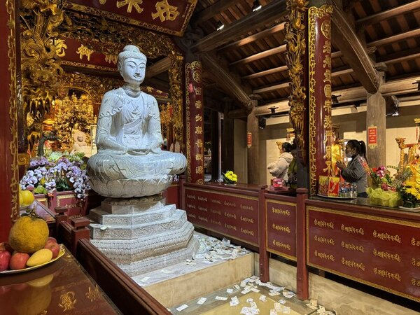 Bên trong chính điện, pho tượng Phật A Di Đà là bảo vật quốc gia được nhà nước công nhận. Di vật này được lưu giữ từ thời Lý với những chuẩn mực về điêu khắc tượng. Ảnh: Trí Minh.